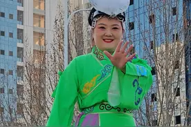 2月10日，山东淄博踩高跷的“小狐仙”回归，产后携爱回归依旧灵动惊艳，未来带娃传承经典角色。视频封面