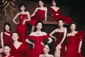 论女明星的专业素养，前一秒聊天，后一秒直接进入工作状态 《VOGUE》20周年11位女星拍群像封面，网友：百花齐放。#vogue20周年 #刘亦菲 #杨幂 （编辑 张一）