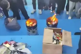 安徽芜湖一高校当众集体销烟，吸引现场多位学生围观，校方回应视频封面