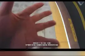 惊险，4岁男童掉进列车与站台缝隙，民警飞奔20秒成功救人