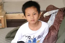 贵港寻亲：8岁男孩被救助，穿白色长袖T恤，赤脚，携带一件牛仔外套图片