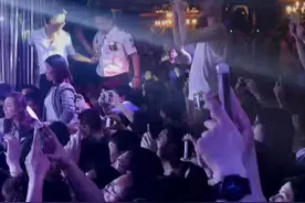 65岁解放西女王砸5000万重开酒吧③老魅力四射每天爆满，常订不到位，李志规定保安遇事一定不能还手，为抚慰他们设立“忍辱负重奖”#媒体精选计划 #酒吧 #保安视频封面