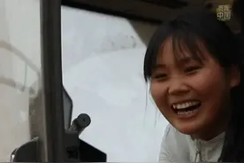在河南省鲁山县的一处麦田里，“00后”女机手杜梦园正开着联合收割机在麦田中穿梭。大学毕业后，她决定返乡创业。“这妮儿真中！”这是乡亲们的最高评价。#秀我中国视频封面