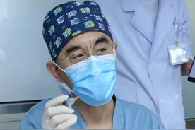 强烈呼吁：狭窄性腱鞘炎不必再开刀！ 手术切开方式治疗狭窄型腱鞘炎是一种由来已久的外科治疗方式，虽然确能解决问题，但如今，创伤更小、花费更少的“可视化针刀微创技术”已经成熟，所以建议该病不再采取传统的外科切开方式。视频封面