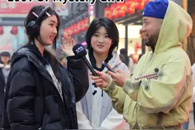 街头挑战，100块还是一份神秘礼物？ 你最爱的宝藏歌手是谁！#宝藏歌手#街头挑战#路人#盲盒#神秘礼物