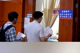 【年轻也别熬夜！警惕冠心病找上00后】医生提醒，冠心病有年轻化趋势。若熬夜后持续出现胸闷胸痛及气短症状，需及时就诊。
