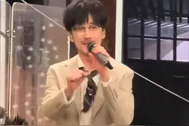 周传雄带着《青花》杀回来了 #周传雄回应青花抖音爆火  #很高兴音乐会 #青花 #周传雄