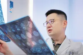 典型的脊髓空洞，需要手术治疗! #脊髓空洞 #医疗健康创作训练营 #硬核健康科普行动视频封面