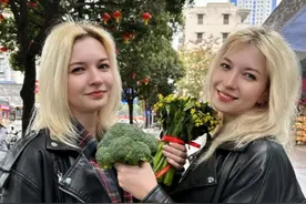 情人节没有男人有姐妹！互相准备了特别的花~ 那你们会喜欢俄罗斯双胞胎吗？#情人节送礼玩出花了 #心动甜蜜季 #外国人在中国 #中俄友谊 #俄罗斯美女视频封面