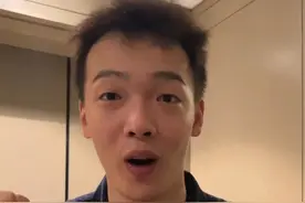 羡慕了！#咪咕X野球帝 #徐通 受邀观战男篮热身赛，还送上了设计的中国男篮集体照作为礼物！#野球帝送给男篮的礼物视频封面