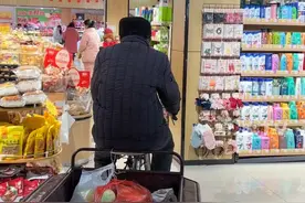 大爷开启一种很新的购物方式！12月11日，安徽阜阳，#大爷骑三轮车逛超市买鸡腿 ，店主安排家人在后面“护送”。店主：现在超市过道位置已挪好，欢迎各位大爷骑车来购物。视频封面