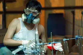 卢少骅开启了自己的制毒之路。 #被扫毒风暴剧情硬控了 #扫毒风暴