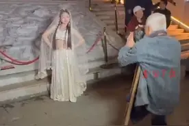 独腿爷爷景区拍照惊艳出图，游客：拍得好，还提供情绪价值#残疾#独腿#老人#广西视频封面