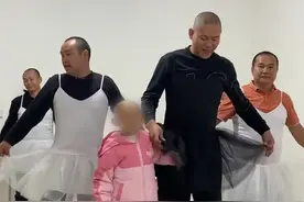 11月1日，山东济南，五个爸爸带着患癌宝宝治病。剃光头跳舞直播，助力宝宝“打怪”获得网友支持，“好像黑暗中看见了光”。