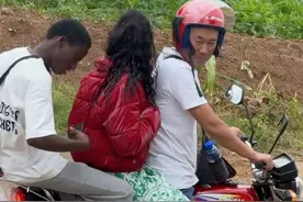 57岁东北大哥带着22岁非洲媳妇来做客，告诉我一个好消息视频封面
