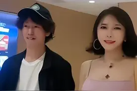 龚玥菲带飞庞麦郎！魔性联动炸场 #龚玥菲 #庞麦郎 #庞麦郎演唱会 #庞麦郎时隔9个月宣布复出 #庞麦郎评价自己的歌前卫 @DOU+小助手 @抖音短视频 @娱博有约