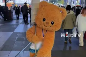 男子天生骨骼发育缺陷，身高仅152厘米，在街上扮“黄油小熊”卖糖葫芦：付出比常人更多的努力，人活着就有希望。视频封面
