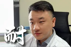 上海长征医院诊室故事 颈前路术后半年复查，患者整理一些疑问，特地来门诊询问，主任耐心一一解答#骨科 #医者仁心 #医生日常 #诊室日常 #医学科普视频封面