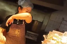 大学生毕业离校前，带着鲜花和啤酒喝食堂阿姨告别。阿姨感动得热泪盈眶，一饮而尽！#毕业季视频封面