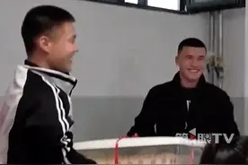 高三学生突然“大打出手”，下一秒端出生日蛋糕送给班主任：她很感动，还祝大家都能考上心仪的大学。我们师生之间的关系就像朋友一样！#高三学生假装打架端出蛋糕给老师惊喜 #惊喜 #感动 #师生视频封面