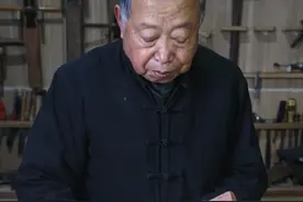 中华榫卯技艺之双梯燕尾+直榫，三榫合一做木锤 #和2025握个功夫手 #一见爱上传统文化 #一眼万年的中国非遗视频封面