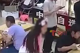 洁癖还是浪费？4月22日，一女子在饭店吃饭时，饭没吃一口纸巾已被其掏空一盒！对此你怎么看？视频封面