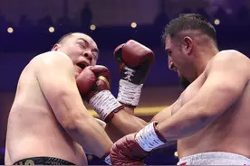 张志磊vs卡巴耶尔，张志磊在率先击倒卡巴耶尔情况下惨遭逆转！ 在2月23日凌晨举行WBC重量级过渡拳王争霸赛中，张志磊在第六回合的多轮内围交锋中，没能抵抗住卡巴耶尔的连续前手勾腹、以及身体击打，遭到了TKO。#卡巴耶尔TKO张志磊 #张志磊遭卡巴耶尔TKO #张志磊不敌卡巴耶尔 #张志磊vs卡巴耶尔视频封面