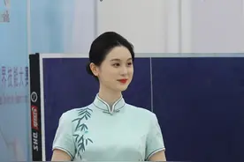 #微光闪耀  近日，河南郑州。张明明15岁时因为文化课成绩不太理想，选择去郑州的一家职业院校学习旅游与酒店管理专业。入校起，张明明就定下了要当第一的目标，她永远是杯子擦的最多，盘子摆的最多的那个人，“我就是要让客人在我的桌子面前赏心悦目”。功夫不负有心人，2019年5月，张明明在“一带一路”国际技能大赛中赢得了铜牌，让世界看到了中国女孩的优秀。2024年，张明明又在第一届黄河流域职业技能大赛中获得了金牌。如今25岁的她已经重复摆盘子十年了，面对服务员这一身份她并不自卑，“服务本来就不是一个低端的事情”。视频封面