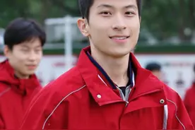 “好看又保暖”来看看高颜值的丁准校服 #冬季校服冲锋衣 #最美校服大盘点 #校园街拍全是青春气息 #校园随拍