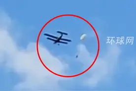 画面曝光！俄罗斯女孩跳伞庆生坠亡：打不开伞掉落在树上，教练急得大喊视频封面
