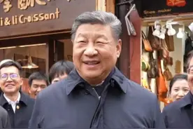 云南丽江考察，习近平总书记被游客热情邀请喝咖啡，“小粒咖啡吗？云南咖啡还是代表中国的，现在国外也是受欢迎的。”#云南咖啡代表中国视频封面