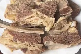 都知道牛肉的营养价值高，所以我隔三差五的就会炖这个内蒙古的黄膘牛排，不腥不膻，真的太香了。#黄膘牛排视频封面
