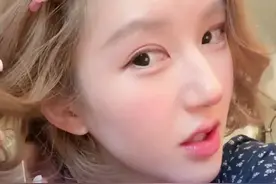 赵露思直播称扁桃体发炎，模仿《甄嬛传》中安陵容名场面 8月5日，赵露思在小红书上直播时称扁桃体发炎，嗓音沙哑，模仿《甄嬛传》中安陵容名场面：“宝鹃，我的嗓子。”工作人员称已经吃过药了。 ​​​
近日，@赵露思的微博 与经纪公司@银河酷娱传媒 陷入争议风波，赵露思发长文控诉银河酷娱，表示等到现在也没有等来任何沟通，透露因为意外生病取消的部分代言，是自己来赔钱。
8月3日，赵露思在经纪公司风波中开直播露面，直播标题配文“没疯，谢谢”。她表示，大家都比较担心我的情绪，现在是崩溃后的平静，自己想挺开的，不是好像要搞得大家都不舒服，没必要。