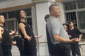 中央民族大学舞蹈学院院长姜铁红带学生一起跳舞。网友：铁汉柔情这个词，有了生动的画面感视频封面