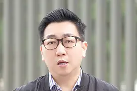 河南现15级大风，落地窗竟被整扇拔掉？！当地的朋友们，你们那情况究竟怎么样了？#郑州的风有多大 #河南大风 #防范措施视频封面