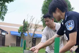 看看家犬和警犬，差的有多远？#警犬  #狗狗  #萌宠出道计划  #警犬训练  #抖来普法2023视频封面