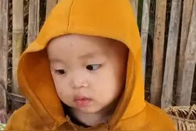 小灵把弟弟给姨婆照顾，小灵去摘橙子拿去卖挣钱，买牛奶给弟弟喝 #内容启发搜索激励计划 #抖音好家大赏 #去有雪的地方 #人类幼崽成长计划 #艺术在抖音视频封面