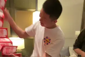 开盲盒发奖品，结果你想不到！#一定要看到最后 #年会 #抠门老板 @江小鱼在人间 视频封面