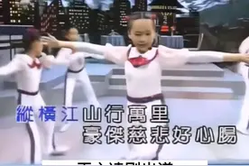 #王心凌原名王君如，母亲是从广东迁居台湾的#客家人，父亲是出生在台湾的山东人。妈妈天生有一副好嗓音，在台湾当地唱客家歌曲小有名气，受母亲影响，#客家妹王心凌从小便学会了唱客家歌谣。