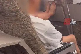 8月31日，郴州西站到广州白云站的高铁上，一男子光脚踩前座靠背，脚趾“黏”布，目击者：再也不会拿这块布固定手机了。对此，12306工作人员表示，遇此情形可以向乘务员反映。视频封面