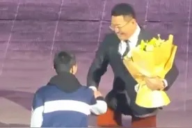 2月23日上午10时，一场主题活动上，学生献花后未看见演讲人#陈州 的握手，前排同学立即起身上前握手，瞬间化解尴尬。陈州表示下一次见面，希望和这位男同学共唱《水手》：“愿我们都可以成为生活中一名勇敢的水手”。（市融媒体中心记者 孙姣姣） @讲者陈州  #临沂 #陈州无腿勇士 #励志演讲视频封面