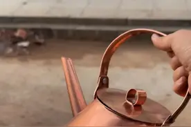 最牛师傅打造复古茶壶。 #手工锻造 #手艺人 #高手在民间