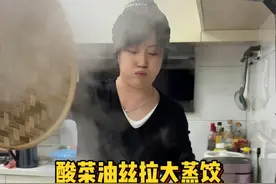 家里收拾冻货，发现了一些肥肉膘子，做点油兹拉酸菜蒸饺 #酸菜油渣馅饺子