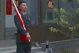 “天安门最帅升旗手”张自轩，退伍后仍坚持每天在自家院里升起国旗，致敬！这是刻到骨子里的爱国情怀！#张自轩  #退伍不褪色