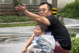 雨后爸爸带孩子玩水，蹲路边拜托司机往身上溅水（sn）视频封面