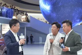 #余承东展示问界M8防水性 ：随便倒！我们试过36瓶水；现场黄渤是真的倒了#余承东 #问界M8 #2025上海国际车展 #车星计划视频封面