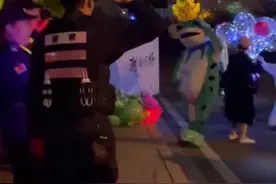 5月2日江苏宜兴，警察给青蛙敬礼，青蛙愣了一下跺脚回礼视频封面