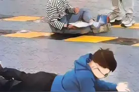 上了祖国的军舰，就像回到了自己的家，来海南舰参观的孩子们在甲板上可以肆意地玩耍。#海南舰首次对公众开放（作者：尹相琨 王珂鳗 刘基 顾桥红|剪辑：俞啸 叶雪怡）视频封面