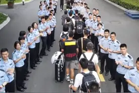 来自警校生毕业的仪式感！浙江警察学院千余名学弟学妹夹道欢送！祝前程似锦，一生平安！#浙江dou知道  （供稿：杭州网  浙江警察学院 ）#毕业季 视频封面