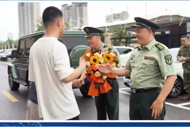 济南章丘 | 我区两位优秀学子被中国人民解放军信息支援部队 工程大学录取。7月23日上午，中国人民解放军信息支援部队工程大学大校教授程安潮、上校政治协理员李彬先后到王子瑞和王学庭家中，为他们送去录取通知书，祝贺他们俩考入信息支援部队工程大学，鼓励他们努力学习报效祖国！ #章丘新闻